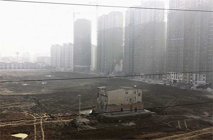 Gia đình sống trong ngôi nhà 'đinh' này nhất quyết không chịu di dời vì bất đồng trong chuyện tiền bồi thường với chủ dự án. Nó hoàn toàn đối lập với hàng loại những ngôi nhà cao tầng của dự án này.