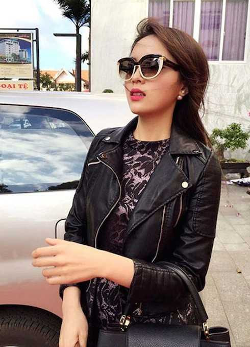  Bức ảnh Kỳ Duyên đăng tải trên trang cá nhân với loạt hàng hiệu: Túi xách LV Capucines, kính mắt LV Clover và hoa tai Dior với tổng trị giá 150 triệu đồng.