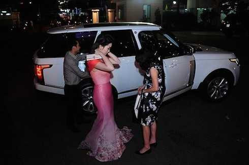 Kỳ Duyên và mẹ bước xuống khỏi chiếc Range Rover LWB giá gần 10 tỷ đồng trước thềm lễ trao giải Bài hát Việt 2014. 
