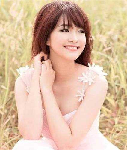 'Hiện tại, mình vừa đi học vừa đi làm thêm ở một shop quần áo, điều đó giúp mình học hỏi được nhiều kinh nghiệm hơn. Mình hi vọng sẽ đạt kết quả tốt trong Cuộc thi Miss VNU 2015', cô bạn chia sẻ.