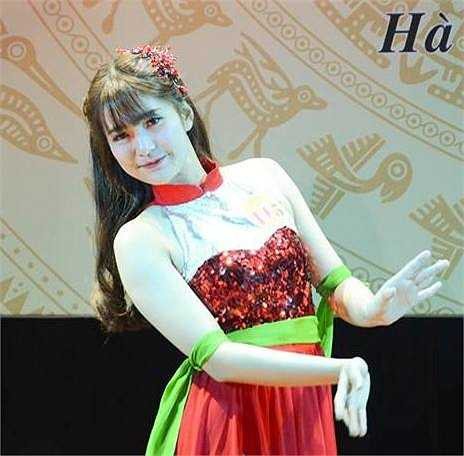 Sở thích của cô bạn là thời trang, mua sắm và nghe nhạc.