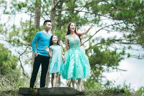 'Nếu 2 trái tim có nghĩa là bạn, không vấn đề nó là bao lâu, chúng xa thế nào, nó dường như khó thế nào, số phận sẽ mang chúng lại với nhau để chia sẻ tình bạn mãi mãi', Phan Hiển hi vọng trải qua nhiều sóng gió và thị phi, hạnh phúc sẽ đến với bản thân mình.