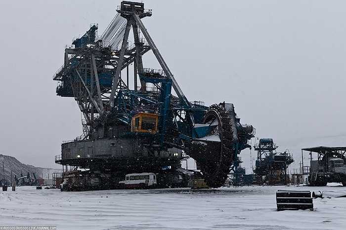 Nhiếp ảnh gia người Nga Alexander Popov thực hiện bộ ảnh về cỗ máy khai mỏ lớn nhất thế giới, tại địa điểm là mỏ than lộ thiên ở Kazakhstan, cũng là mỏ lộ thiên lớn nhất thế giới hiện nay.