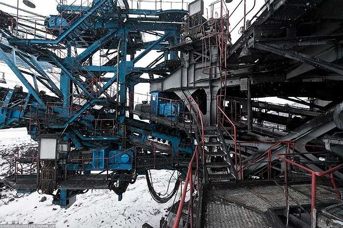 Phía trên dàn bánh xích là một kết cấu khổng lồ, gồm hệ thống băng tải, phòng máy, phòng phát điện, phòng nhiên liệu, phòng điều khiển và vô số loại cáp cũng như cầu thang. 