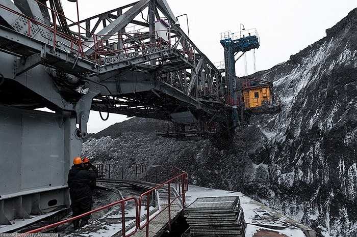 Số lượng người để vận hành cỗ máy này mỗi ca làm việc là 27. Nó cũng hoạt động 24/7 ngoại trừ những lúc tạm ngưng để bảo trì.