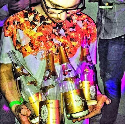 Champagne là thức uống phổ biến trong các cuộc vui