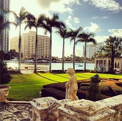 Ngày hôm sau thì họ đã có mặt để tắm nắng ở Miami, Florida, Mỹ