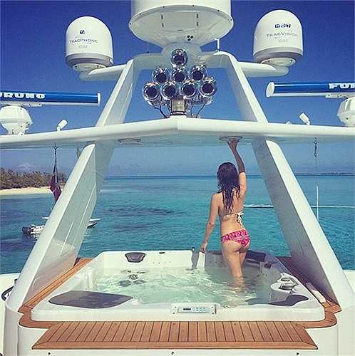 Sau đó là vui vẻ cùng các người đẹp tại bãi biển Bahamas