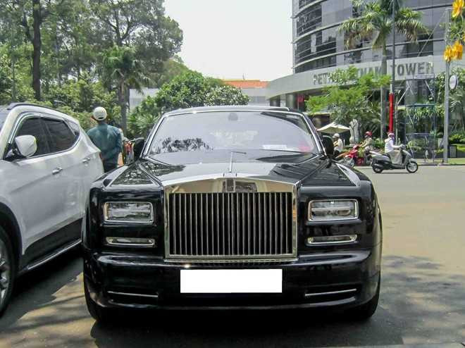 Ngày 18/4, một chiếc Rolls-Royce Phantom EWB Series II xuất hiện trước trung tâm hội nghị trên đường Lê Duẩn, quận 1, TP HCM.