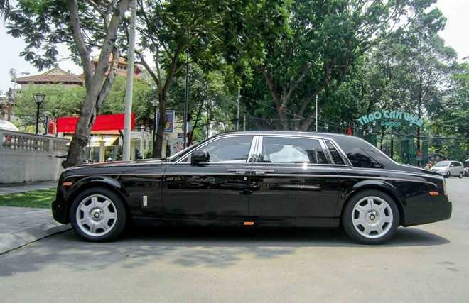 Rolls-Royce Phantom là dòng xe sang trọng bậc nhất thế giới. Mặc dù vậy, số lượng Phantom tại Việt Nam hiện đã lên đến hàng trăm chiếc, vì vậy chỉ những mẫu xe thật đặc biệt mới đủ gây sự chú ý.