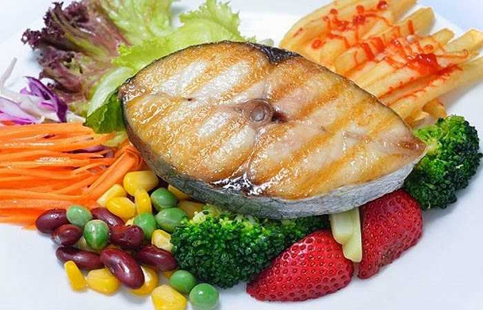Cá: Loại thực phẩm này rất giàu các axit béo omega 3 và có hàm lượng vitamin D. Cả hai loại dưỡng chất này đều rất cần thiết cho sự khỏe mạnh của vòng 1. Vì vậy, bạn nên bổ sung thêm cá vào khẩu phần ăn hàng ngày.