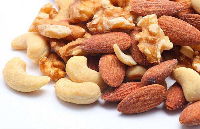 Các loại hạt: Các loại hạt thường gặp như: hạt hướng dương, hạt bí ngô, hạt điều, hạt đậu phộng… cũng là thực phẩm tốt cho vòng 1. Chúng chứa nhiều ures và làm tăng mức độ estrogen tự nhiên giúp kích thích sự phát triển của ngực. Do đó, thói quen ăn vặt với các loại hạt không đơn thuần thỏa mãn nhu cầu ăn uống mà còn có lợi cho một bộ ngực đầy đặn.