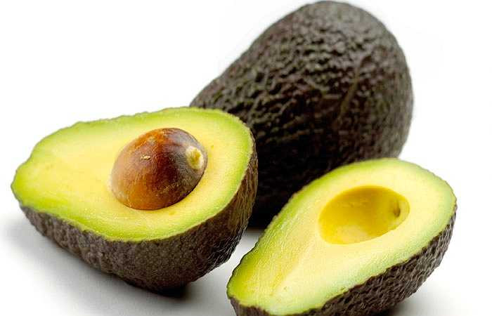 Quả bơ: Quả bơ giàu axit béo không bão hòa, tăng độ đàn hồi các mô ngực, có chứa vitamin A có thể thúc đẩy quá trình tiết hormon sinh dục nữ và vitamin C có thể ngăn chặn sự biến dạng của ngực, vitamin E giúp tăng kích cỡ ngực. Bạn có thể xay bơ với quả óc chó hoặc hạnh nhân, thêm mật ong để uống. Chỉ trong vòng 1 tháng, bạn sẽ thấy tác dụng.