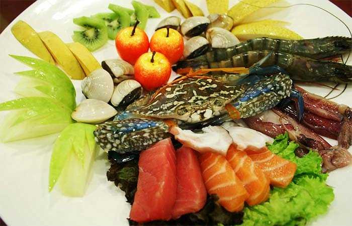 Hải sản: Các loại hải sản như tôm, cá, sò và rong biển có chứa một hàm lượng cao các chất mangan. Thành phần này khi hấp thu vào cơ thể sẽ thúc đẩy sự sản sinh ra hormon sinh dục có tác động đến sự phát triển của ngực. Hải sản chứa nhiều mangan tăng cường sản sinh hormon sinh dục, kích thích sự phát triển của mô vú.