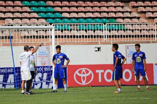 Trung vệ số 1 của bầu Đức tập luyện rất hà khắc