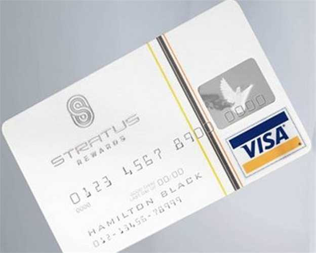 Stratus Rewards Visa mang dáng vẻ đặc trưng với màu trắng sáng và phí hàng năm của nó lên tới 1500 USD. Những người có loại thẻ này thường xuyên dùng cho các chuyến bay riêng. 