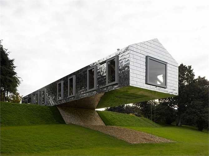 Khách sạn Balancing Barn, Anh: Khách sạn Balancing Barn nằm ở vùng Suffolk, ngoại ô nước Anh thường được gọi là “ngôi nhà bập bênh” kỳ lạ nhất thế giới. Khách sạn được thiết kế bởi công ty Kiến trúc Hà Lan MVRDV. 50% tòa nhà không được chống đỡ nhưng thực chất lại vô cùng kiên cố.