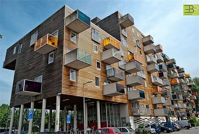 Tòa nhà chung cư Wozoco, Hà Lan: Tòa nhà được xây dựng từ năm 1994 đến năm 1997. Đây là khu chung cư cho người già ở Amsterdam. Trong số 100 căn hộ, có 13 căn được 'treo' chênh vênh bên ngoài tạo nên một kiến trúc rất độc đáo.