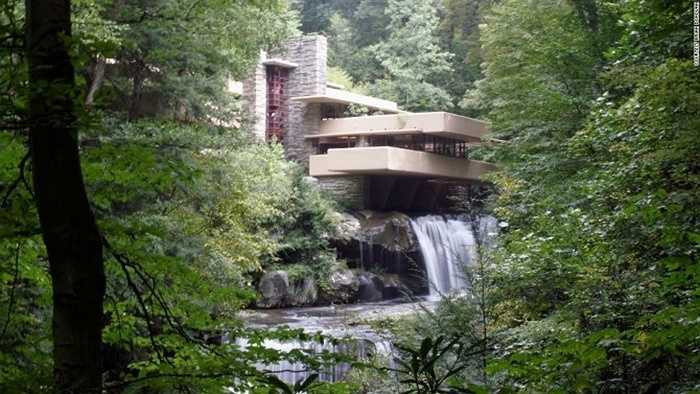 Tòa nhà Fallingwater, Mỹ: Tòa nhà do kiến trúc sư nổi tiếng người Mỹ Frank Lloyd Wright xây dựng vào năm 1935, tọa lạc trên một thác nước gần Pittsburgh, Pennsylvania.