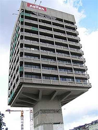 Tòa nhà Astra, Đức: Đây từng là nhà máy sản xuất bia Astra ở Hamburg, Đức. Toàn bộ tòa nhà chỉ được chống đỡ bằng một chiếc cột trụ kiên cố.