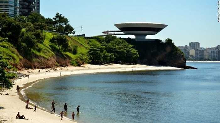 Bảo tàng Niterói, Brazil: Tòa nhà được thiết kế từ ý tưởng của 1 bông hoa, nằm trên đỉnh một vách đá, nhìn ra vịnh Guanabra. Đường kính rộng nhất của tòa nhà là 50 m.