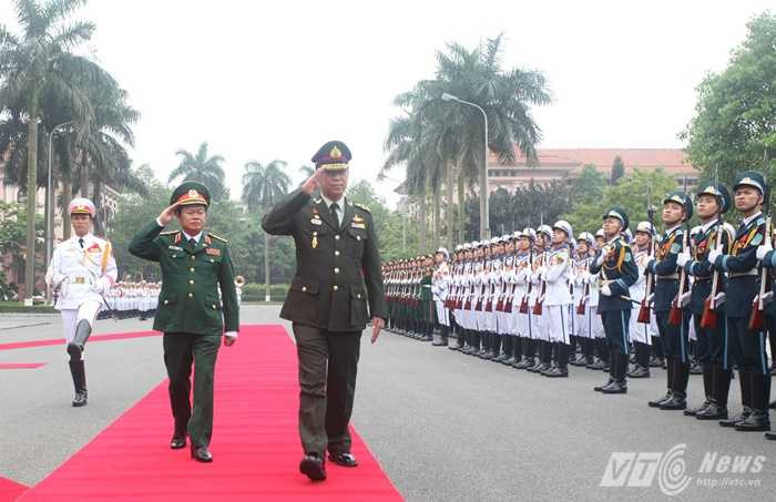 Thượng tướng Đỗ Bá Tỵ và Đại tướng Worapong Sanganetra duyệt đội danh sự QĐND Việt Nam