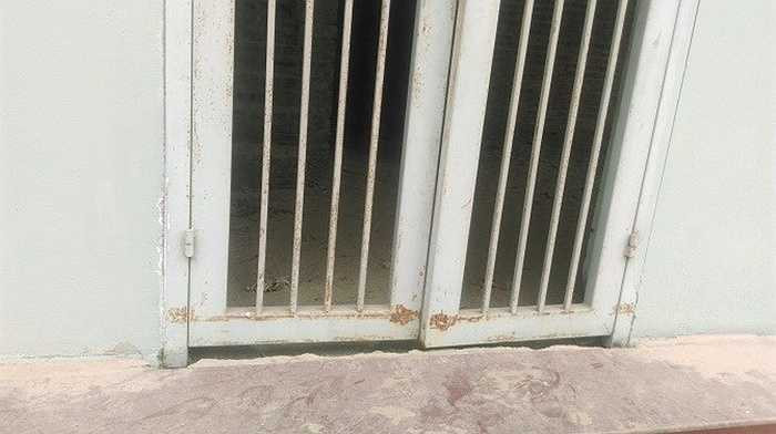 Cửa sắt hoen gỉ, u ám 