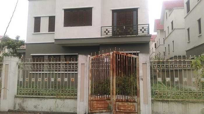 Biệt thự triệu đô làm nơi cho cỏ mọc lút đầu, cửa sắt hoen gỉ...