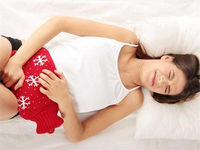 13. Đau bụng do kinh nguyệt: Có thể sử dụng lá trầu pha với nước lạnh để uống. Sau đó uống ngay một cốc nước ấm, bạn sẽ thấy hiệu quả tức thì.