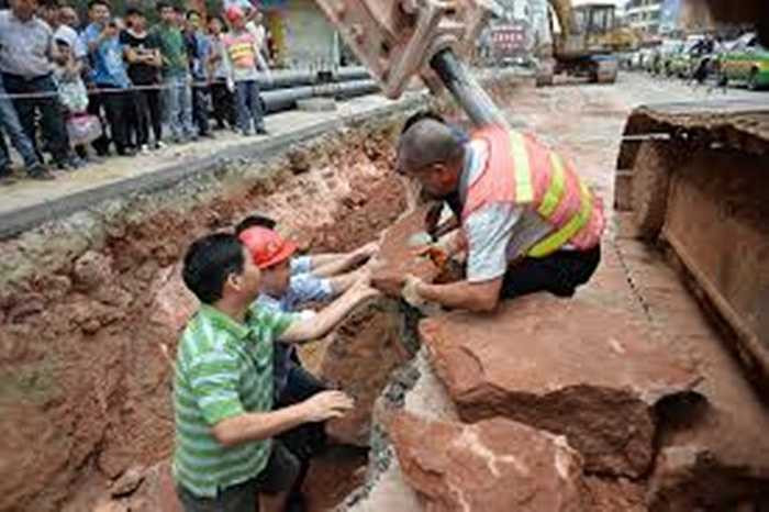Hà Nguyên trước đây là ngọn đồi nhỏ, khi bắt đầu xây dựng thành phố, xi măng được dùng trải đường khắp nơi nên không phá vỡ cấu trúc bên dưới lớp đất