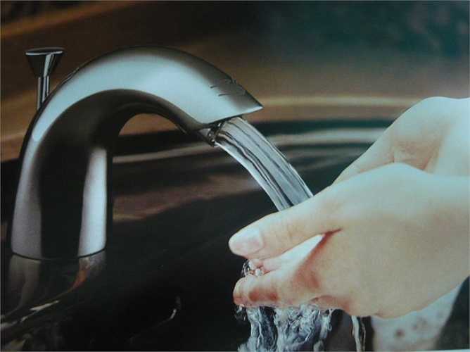 Tắm đêm, cho dù có sử dụng nước nóng để tắm cũng vẫn gây ra nhiều tác hại. Nó khiến các tĩnh mạnh giãn ra, huyết áp giảm. Những người huyết áp thấp, huyết áp không ổn định có thể xuất hiện hiện tượng thiếu máu não dẫn đến bất tỉnh, hôn mê, khả năng tử vong là rất cao/