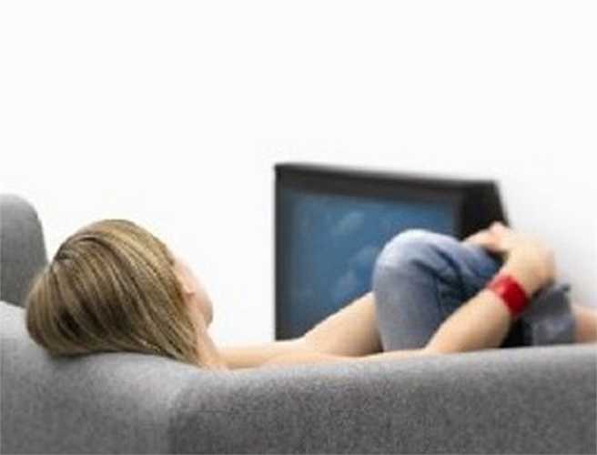 Một số nghiên cứu đã chỉ ra rằng sử dụng điện thoại và các thiết bị điện tử, hoặc xem tivi sau 21h có thể gây rối loạn giấc ngủ. Ánh sáng xanh phát ra từ máy tính, điện thoại, tivi ngăn chặn việc sản xuất melatonin, loại chất giúp cơ thể buồn ngủ. 