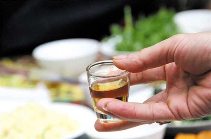 Nhiều người lầm tưởng rằng uống rượu giúp cho họ buồn ngủ và ngon giấc hơn. Tuy nhiên, khi cơ thể bắt đầu tiêu hóa rượu, giai đoạn REM của giấc ngủ (thời gian để phục hồi sức khỏe) giảm xuống, khiến cơ thể mệt mỏi, không thể tập trung vào ngày hôm sau.