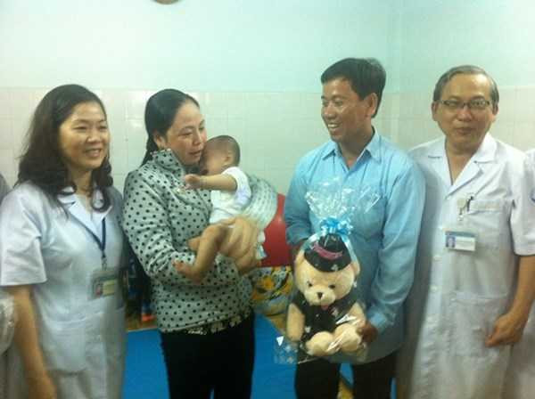 Bất ngờ về sự phát triển của bé trai văng khỏi bụng mẹ