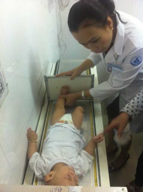 Bất ngờ về sự phát triển của bé trai văng khỏi bụng mẹ