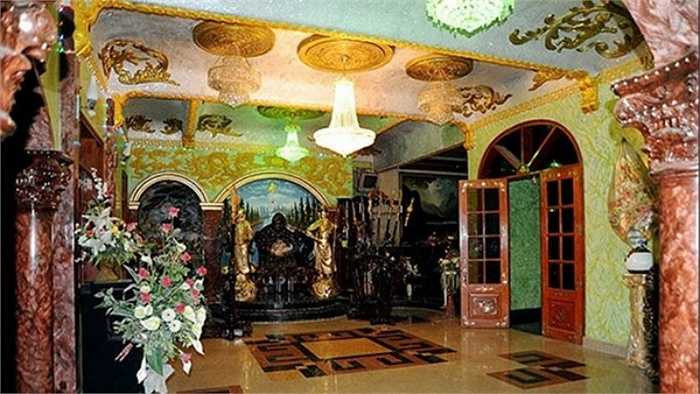 Cách trang trí bên trong nhà của Ngọc Sơn cũng khiến nhiều người 'choáng' bởi phong cách độc đáo và sang trọng. Và khi bước lên cầu thang, khách dễ choáng khi thấy hai tấm hình ấn tượng với hàng chữ 'King Pop' (vua nhạc pop) và kế bên là hình ảnh của Ngọc Sơn với hàng chữ 'Vua nhạc sến'.