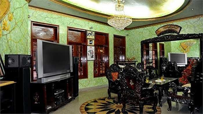 Phòng khách ở sảnh chính để anh có thể tiếp khách trong những buổi tiệc vui chơi cùng bạn bè. Nhất là khoản nhà lầu, xe hơi hoặc cách ăn chơi cũng phải khác người. Đơn giản Ngọc Sơn thuộc tuýp người hiếu khách, ham vui, đặc biệt là cái thú lai rai cùng mấy 'thằng em' hoặc 'mấy đứa' học trò tìm đến nhà thầy… nhờ vả một điều gì đó.