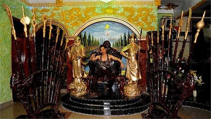 Phòng khách ở sảnh chính để anh có thể tiếp khách trong những buổi tiệc vui chơi cùng bạn bè