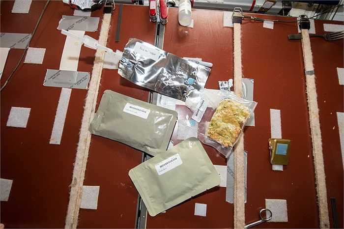 Do ở môi trường không trọng lượng nên đồ ăn cũng như thức uống của phi hành gia đều được đóng gói cẩn thận