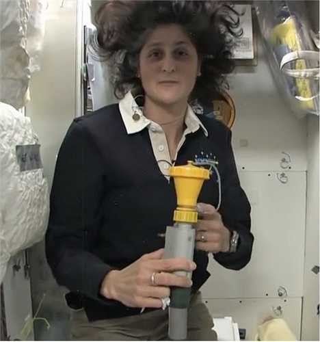 Nếu muốn đi tiểu, phi hành gia phải sử dụng ống hút chuyên dụng này