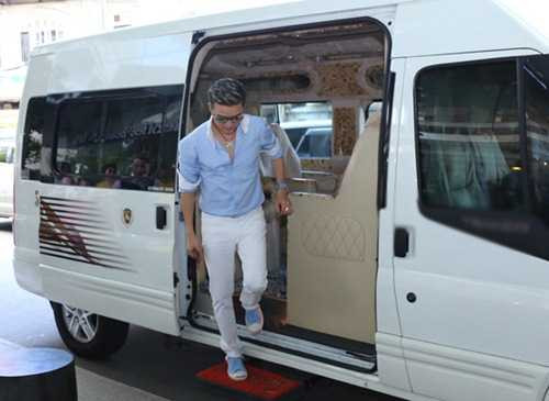 Mr Đàm khoe với công chúng chiếc xe rộng rãi có nội thất như một căn phòng cao cấp mà các sao Hollywood thường sử dụng. Được biết, chiếc xe Đàm Vĩnh Hưng mới "tậu" là chiếc Transit DCar Limited phiên bản 2014. Dòng Transit DCar Limited phiên bản 2014 được trang bị nội thất như những chiếc Limousine. Cửa xe khi bước vào cũng được thiết kế mở tự động. Ghế thiết kế rộng rãi, thoải mái và được bọc da cao cấp, sang trọng. Toàn bộ các chi tiết ốp gỗ đều được dùng vân gỗ đắt tiền thường được dùng trên các dòng xe của Bentley.