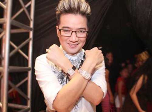 Anh từng gây sốc khi đeo nhẫn kim cương và hai chiếc đồng hồ bạc tỷ hai bên đi đến tham gia sự kiện. Điều đáng nói, nam ca sỹ còn không ngại ngần khi tạo dáng khoe của một cách khá lộ liễu.