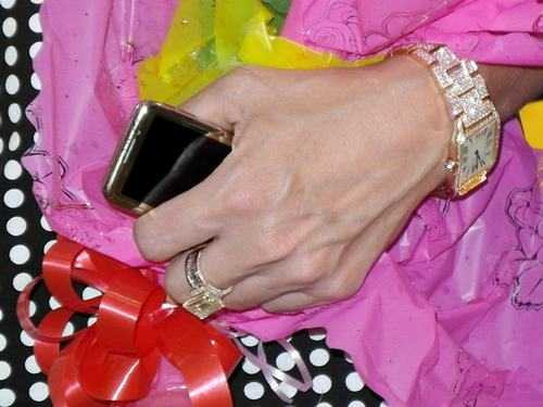 Nhẫn kim cương, đồng hồ dát kim cương là những phụ kiện "độc" mà Đàm Vĩnh Hưng rất tự hào khi sở hữu. Đối với anh thì nhất định cứ phải có kim cương thì mới thể hiện được đẳng cấp. 