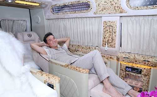 Mr Đàm như một ông hoàng thực thụ trong căn phòng cao cấp ở trên chiếc xe mỗi lần đi lưu diễn của mình.