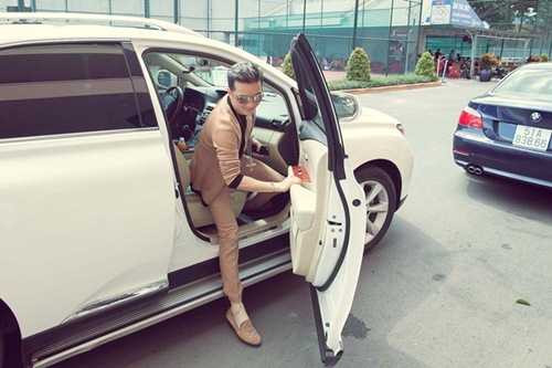 Đàm Vĩnh Hưng từng xuất hiện cùng chiếc xế hộp của Lexus màu trắng sữa trị giá gần 3 tỷ đồng và cây hàng hiệu trên người trị giá 400 triệu đồng. 