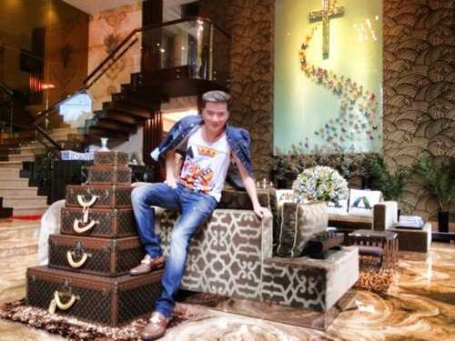 Đàm Vĩnh Hưng không ít lần khoe căn biệt thự triệu đô sang trọng nằm ở quận 10, TP.HCM. Căn nhà với vô số nội thất sang trọng, hàng hiệu xung quanh.