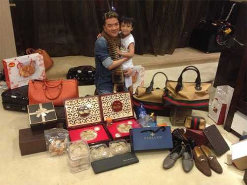 Mỗi dịp sinh nhật, anh lại được tặng vô số món quà hàng hiệu từ người hâm mộ đến bạn bè.