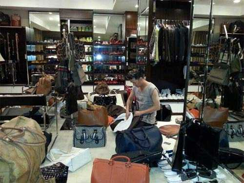 Căn phòng ngập tràn phụ kiện hàng hiệu lên đến cả chục tỷ của Mr Đàm. Anh sở hữu mọi thương hiệu đắt giá nhất thế giới như Hermes, LV, Buberry, Givenchy...Nói về hàng hiệu, anh từng tuyên bố một câu xanh rờn: "Louis Vuitton ra cái gì, tôi có cái đó. Vì sao tôi thích dùng đồ LV? Vì hãng này đắt và không bao giờ sale".