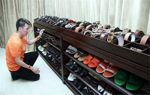 Nam ca sỹ 43 tuổi rất tự hào về tủ giầy dép, thắt lưng của mình còn hơn một showroom được bày bán tại Việt Nam.