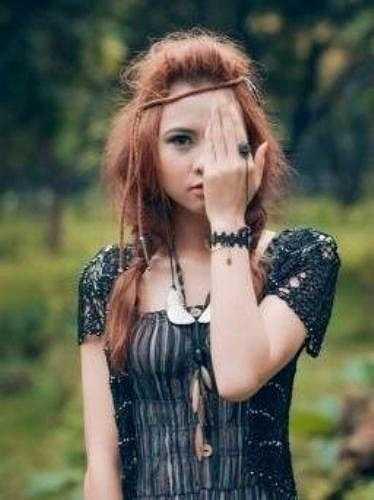 Huyền Giang hóa thân thành một cô gái mới lớn với tâm hồn nổi loạn.